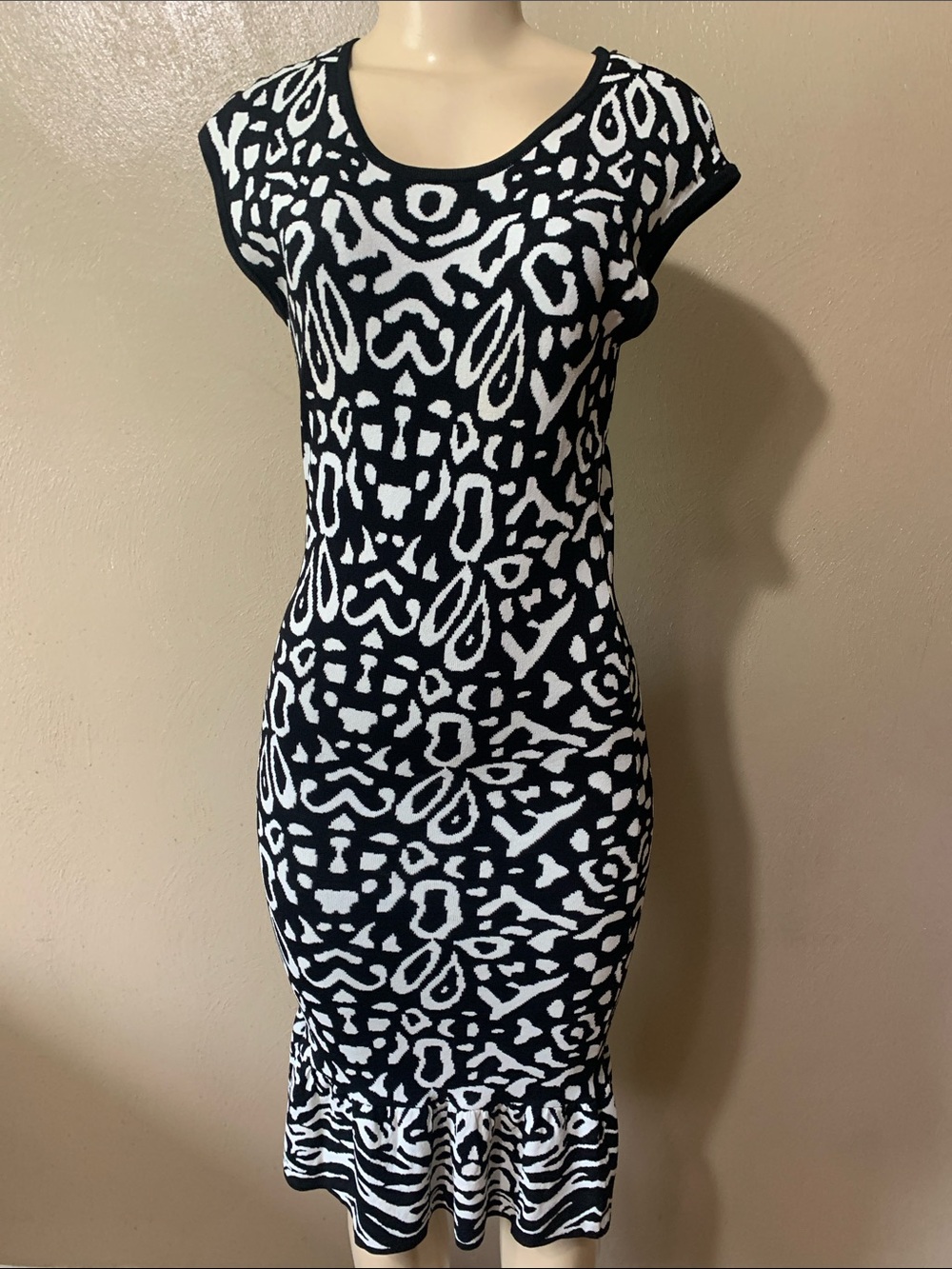 Felicity & Coco size S Black & White Patterned Cap Sleeve Dress